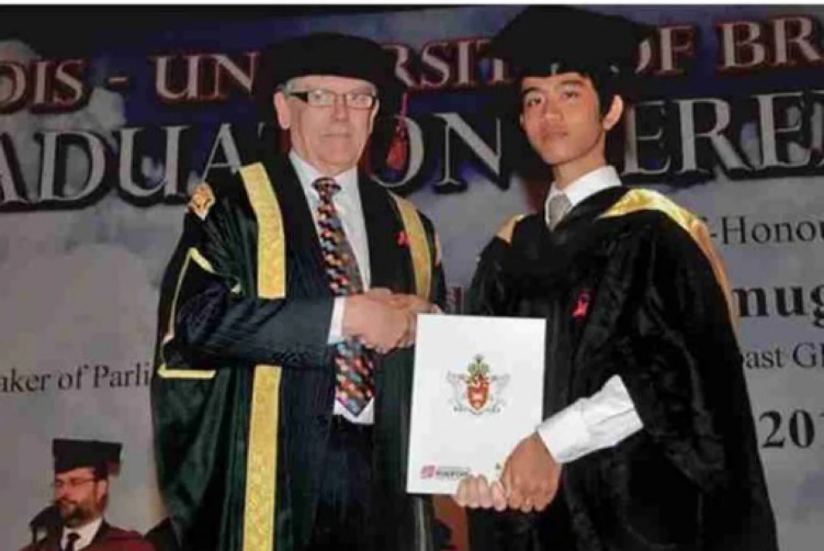 Foto wisuda Gibran Rakabuming Raka