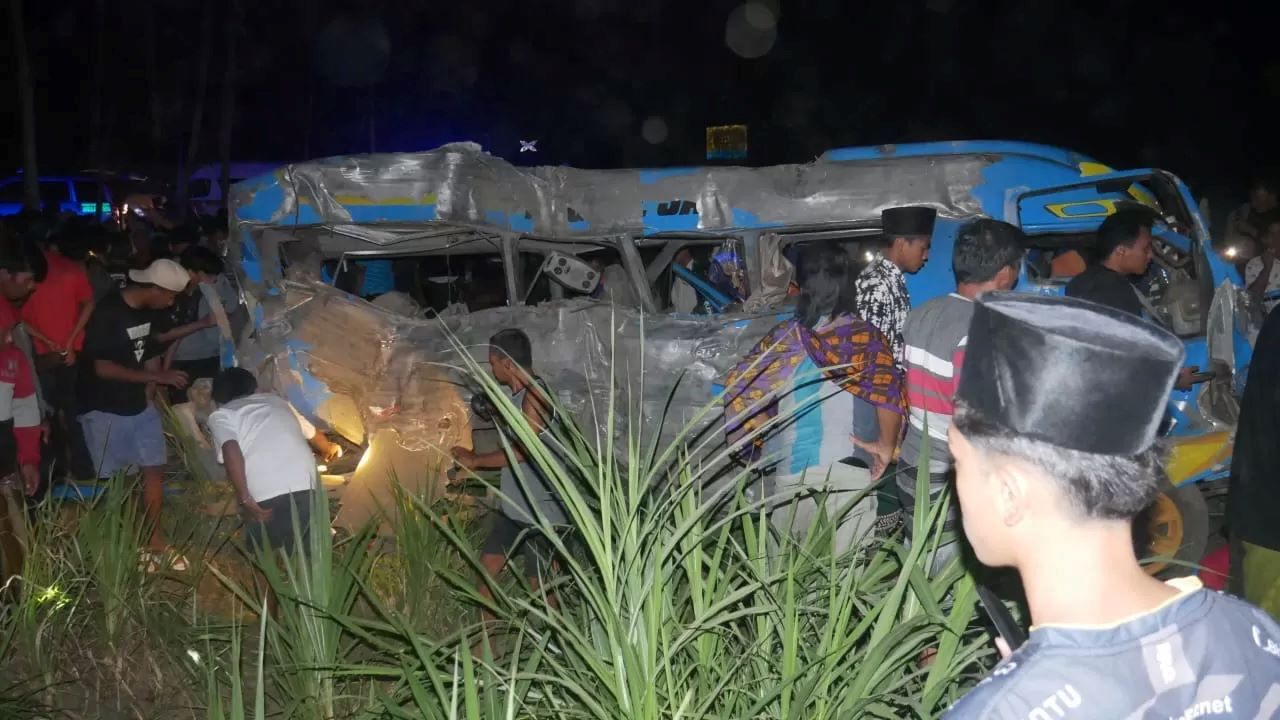 Mobil minibus ringsek ditabrak kereta api Probowangi di Lumajang, sebelas orang tewas, Minggu (19/11).