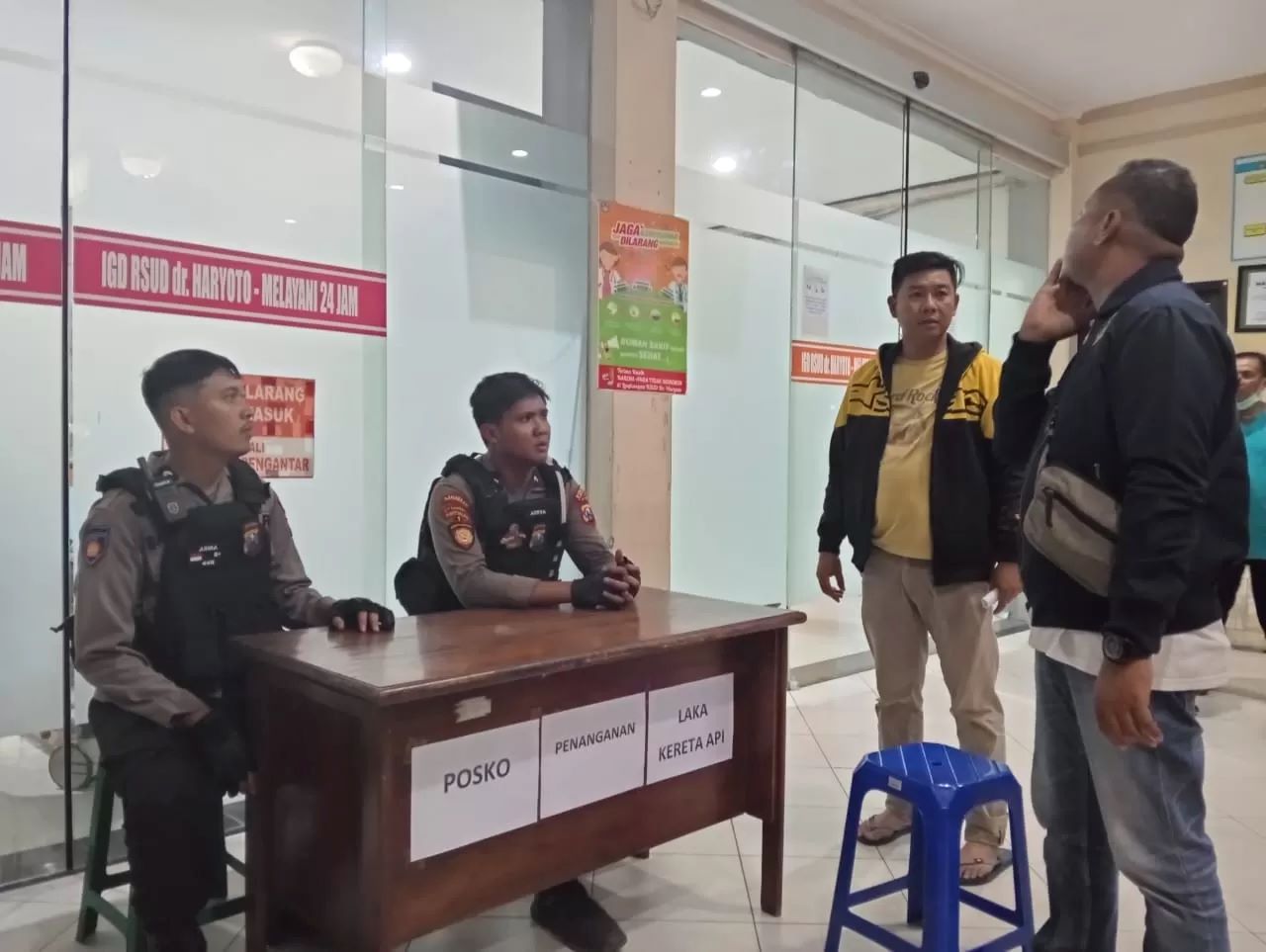 Perwakilan korban kecelakaan minibus yang ditabrak kereta api mendatangi posko polisi di RSUD dr. Haryoto.