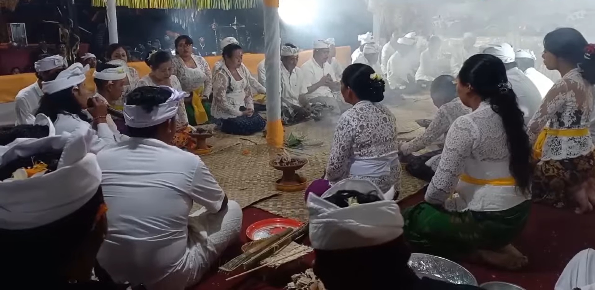 PENOBATAN: Prosesi penobatan Jro Balian di Pura Ulun Danu Batur. Dipilih saat usianya belum akil balik, dan tidak boleh menikah seumur hidup.