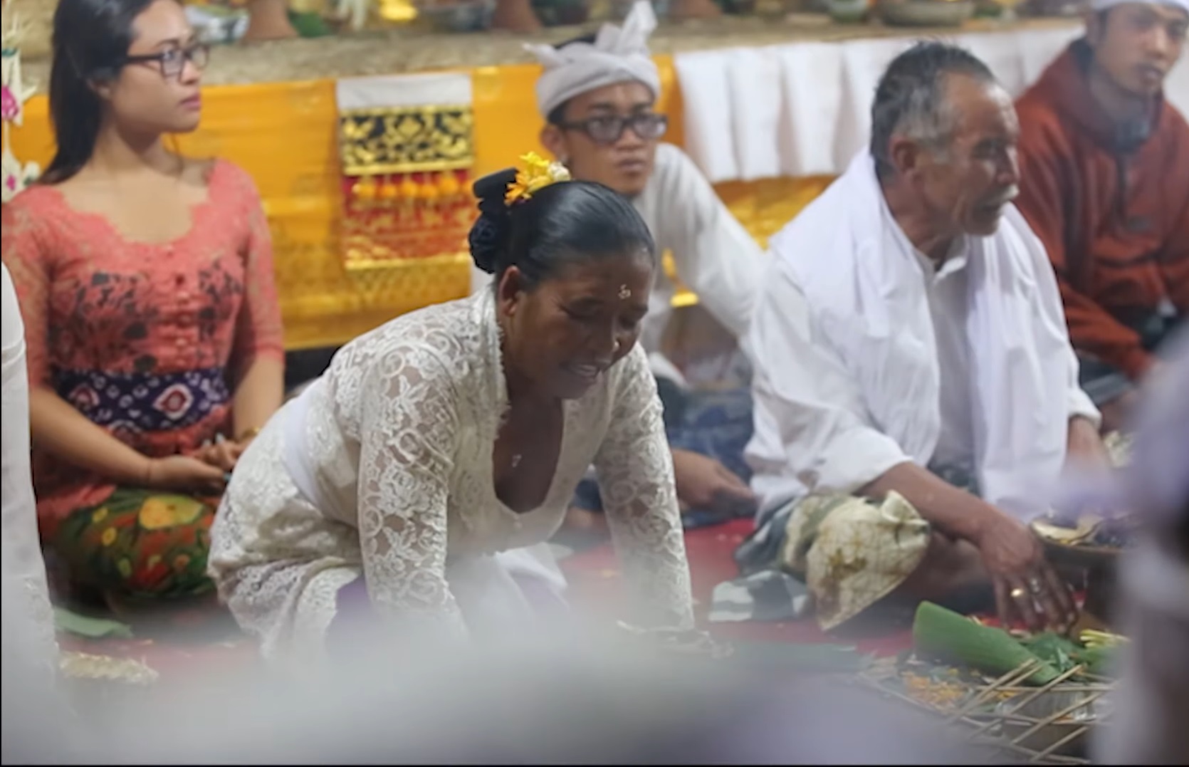 KARANTINA: Sesuai tradisi yang berlaku, setelah dipilih, Jro Balian dikarantina selama sebulan lebih. Upacaranya dipimpin langsung Jro Lingsir Makalihan.