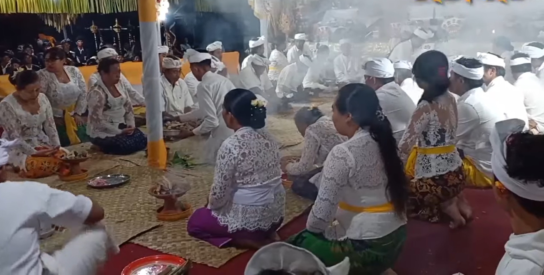 TAHAPAN: Tahapan pemilihan hingga penobatan Jro Balian di Pura Ulun Danu Batur cukup panjang, dilakukan di utama mandala pura.