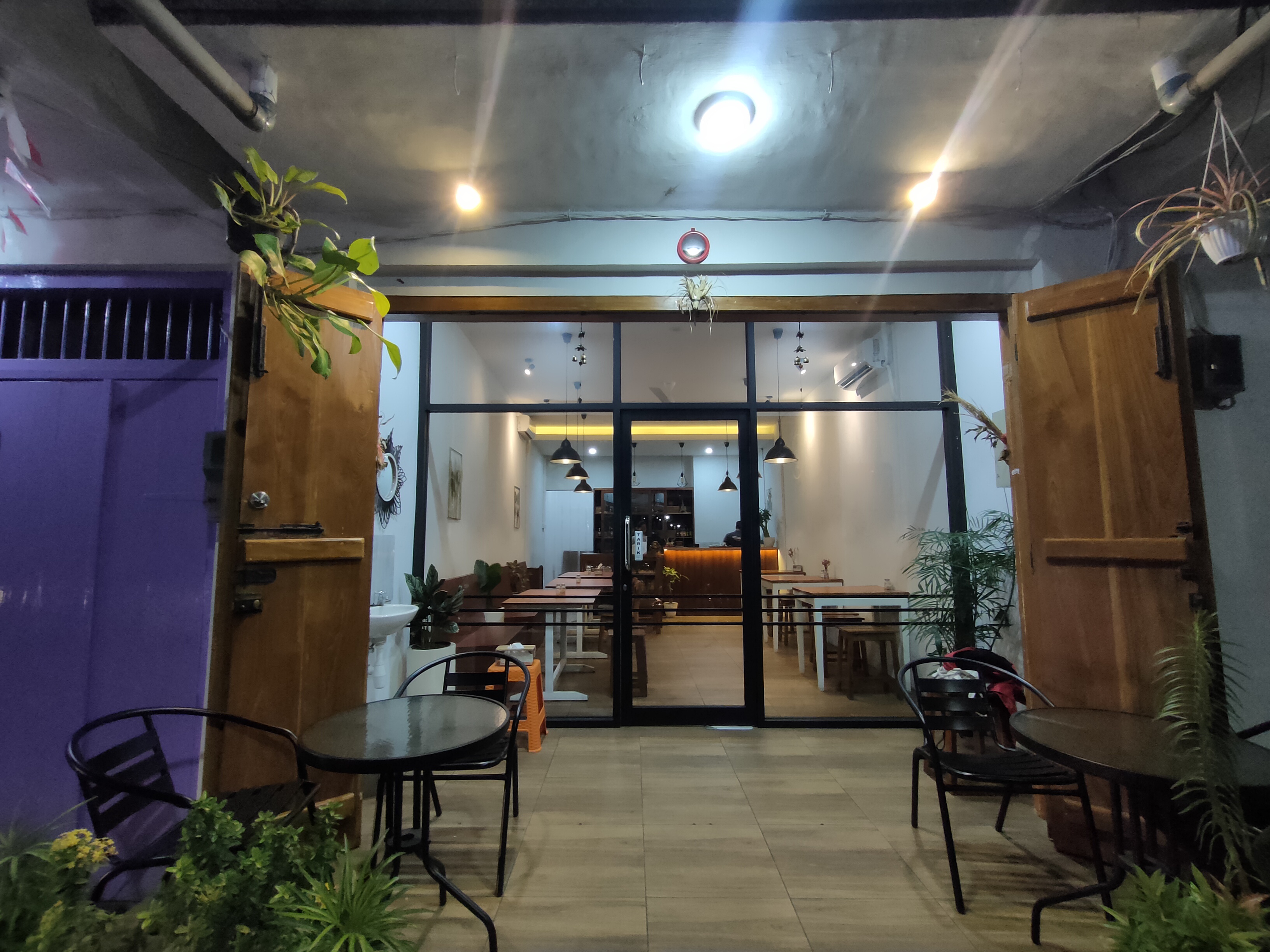 TEMPAT NGOPI: Bali Intan Caf&eacute; sebagai salah satu cafe yang nyaman untuk tempat ngopi sambil berkerja di Bali Utara.