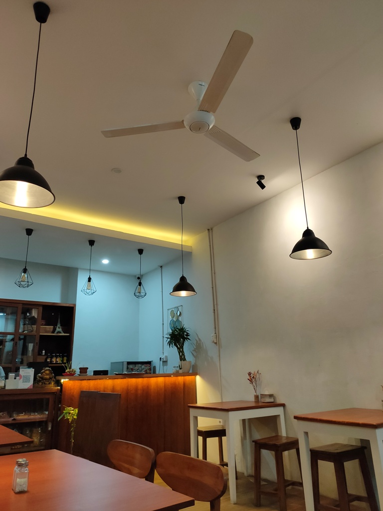 Lokasinya masih di Jalan Erlangga Singaraja, tepatnya nomor 11. Caf&eacute; ini hanya menyediakan satu ruangan ber-AC.