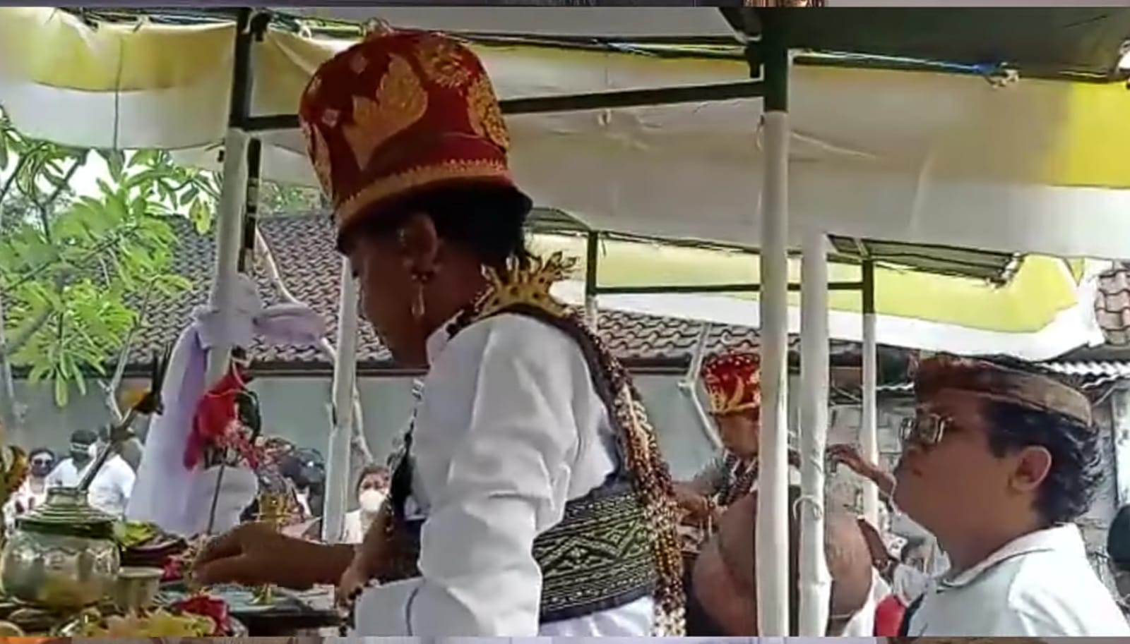 BUSANA: Selain memakai makhota, anting-anting hingga gelang saat melakukan pemujaan, sesuai tradisi Bali, dalam keseharian pendeta Hindu tak lepas dari tongkat.