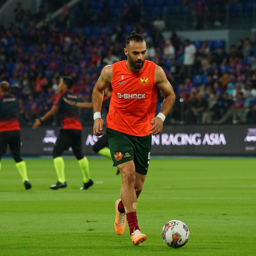 Yazan Al-Arab dilarang berkegiatan sepakbola di Malaysia seumur hidup akibat insiden menendang dan meludahi wasit.