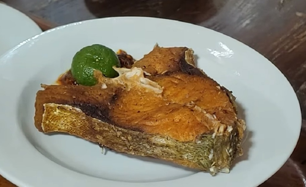 LEGENDARIS: Warung Mak Beng merupakan salah satu tempat kuliner legendaris di Bali. Menu andalan warung ini adalah sup dan ikan goreng bumbu khas Bali.