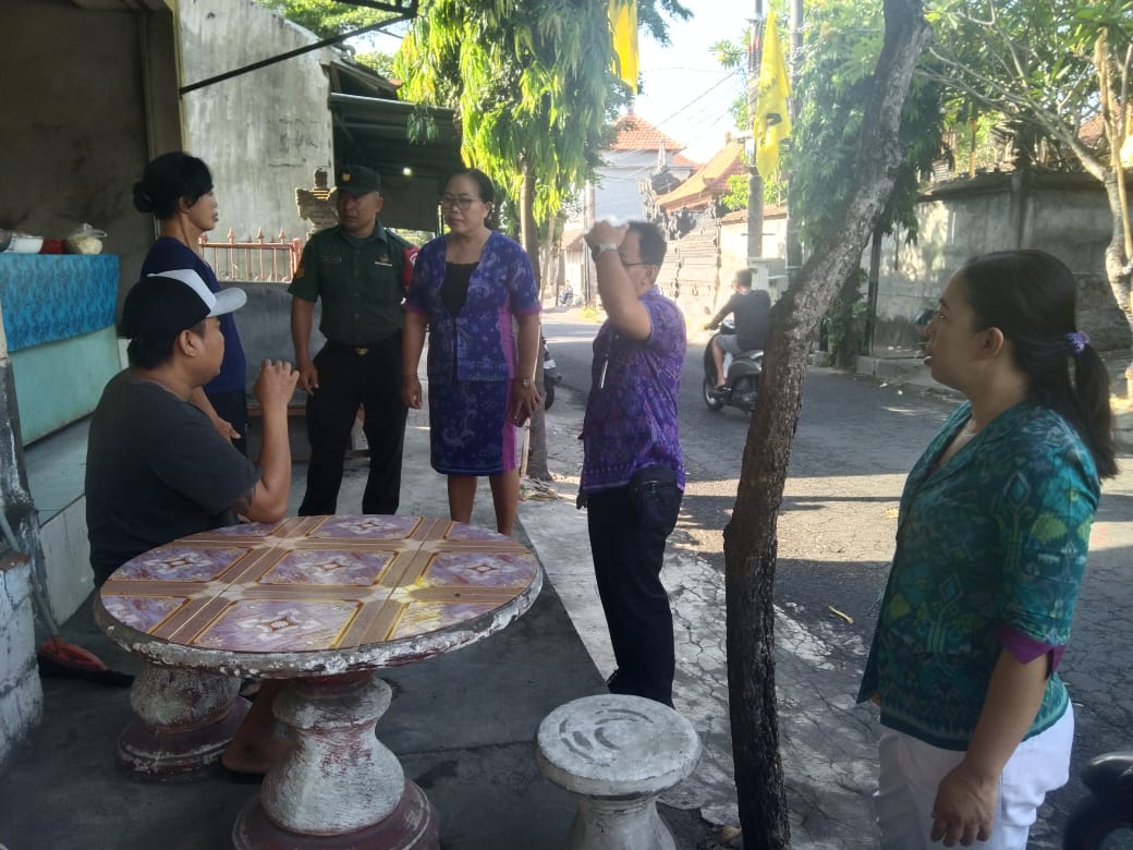 CEK: Babinsa dan petugas Puskesmas dan staf desa melakukan pengecekan terhadap dua warga Desa Keramas yang digigit anjing.