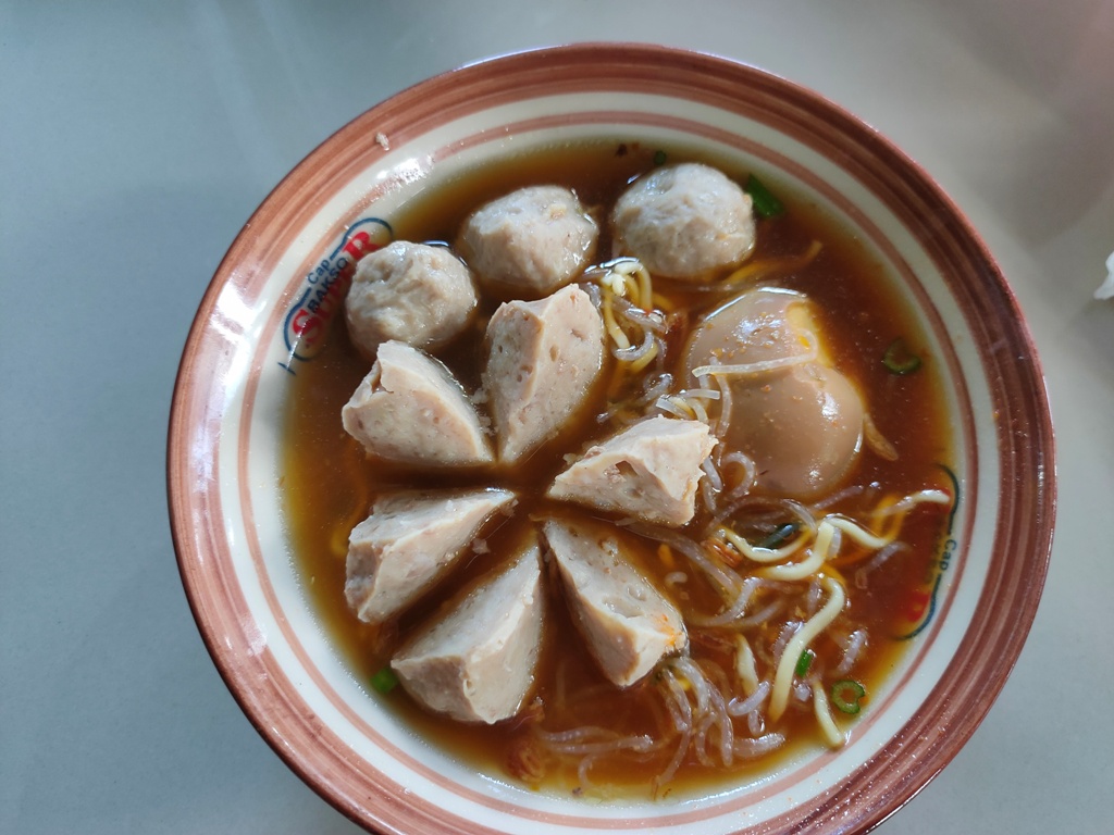 MENU: Menu bakso di kedai Pak Angga di kawasan Bali Utara, tepatnya di Kelurahan Penarukan, Kecamatan Buleleng membuat orang ketagihan.