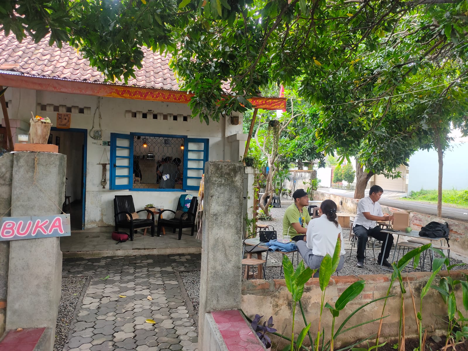Kedai Kopi deKakiang berada di Jalan Sedap Malam, Nomor 20 Singaraja. Kedai ini hanya menyajikan menu sederhana ala minuman rumahan.