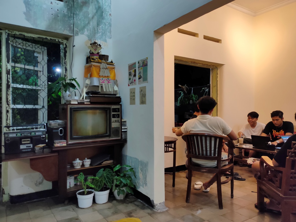 Lokasinya ada di Jalan Ratna Nomor 8, Banyuasri, Singaraja. Menunya juga bervariasi, ada makanan ringan, kopi dan non kopi.