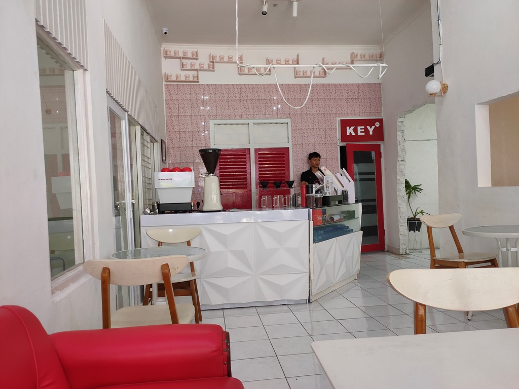 Cafe ini ada di Jalan Udayana Nomor 8, Banyuasri, Singaraja. Ada tiga pilihan ruang yang ditawarkan, yaitu indoor dengan AC, outdoor yang nyaman dan ramah bagi perokok dan rooftop.