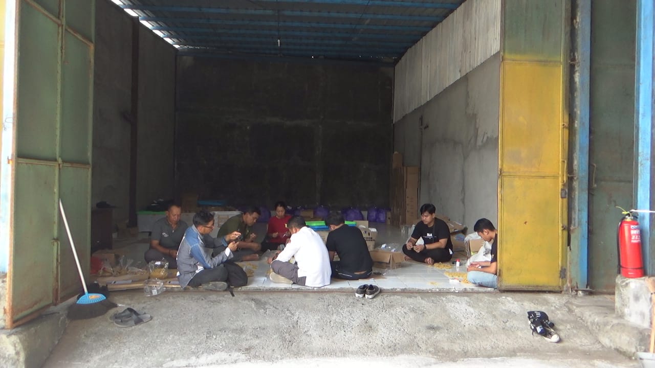 KEAMANAN: Gudang logistik KPU Gianyar untuk Pemilu 2024 di Desa Buruan, Kecamatan Blahbatuh, Selasa (21/11). KPU Gianyar pastikan keamanan logistik.