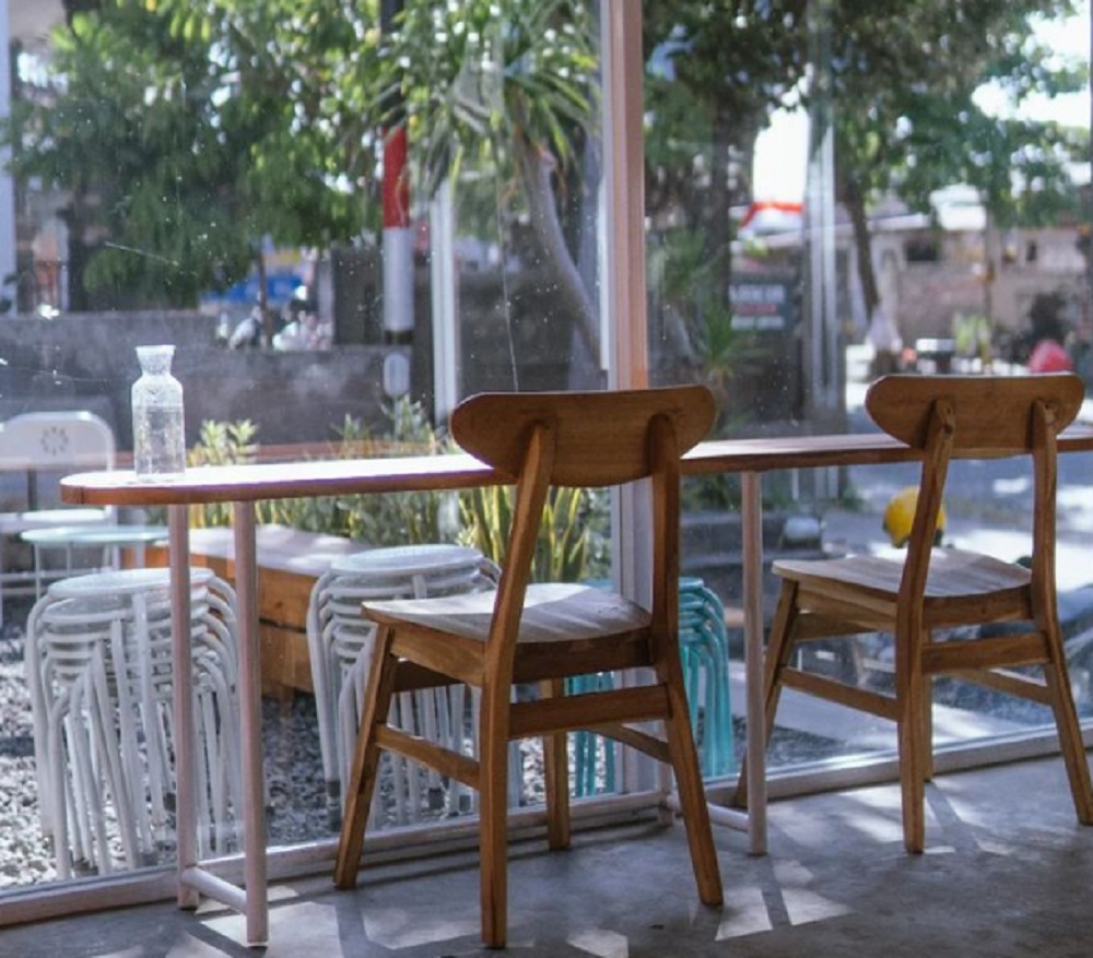 Caf&eacute; ini juga nyaman untuk bekerja. Lokasinya di Jalan Laksamana, Singaraja. Bisa dicari via google maps.