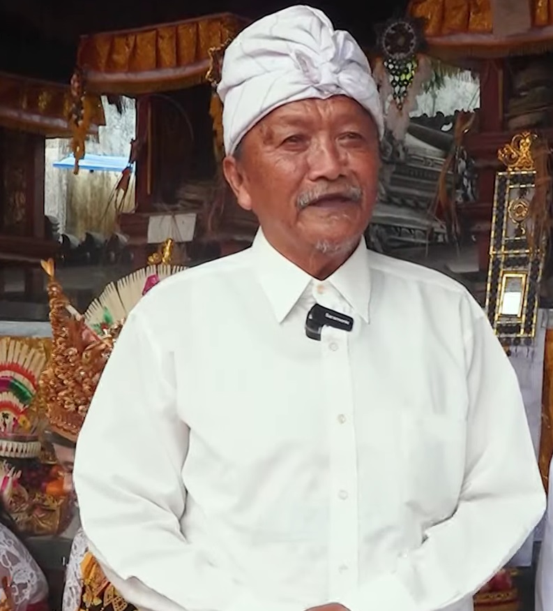 BENDESA: Bendesa Adat Kedis, Jro Nyoman Alit Winangun sebut, meski menggunakan pakaian tari Bali, antara kostum dan gerak tari Rejang Kraman tak sama.