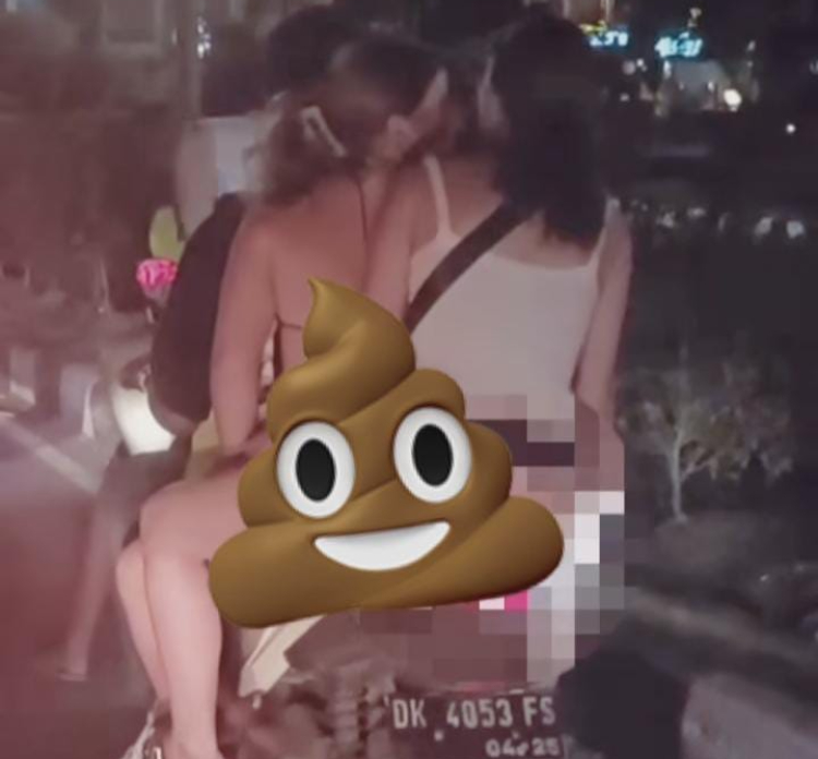Seorang bule perempuan bonceng motor tanpa gunakan celana