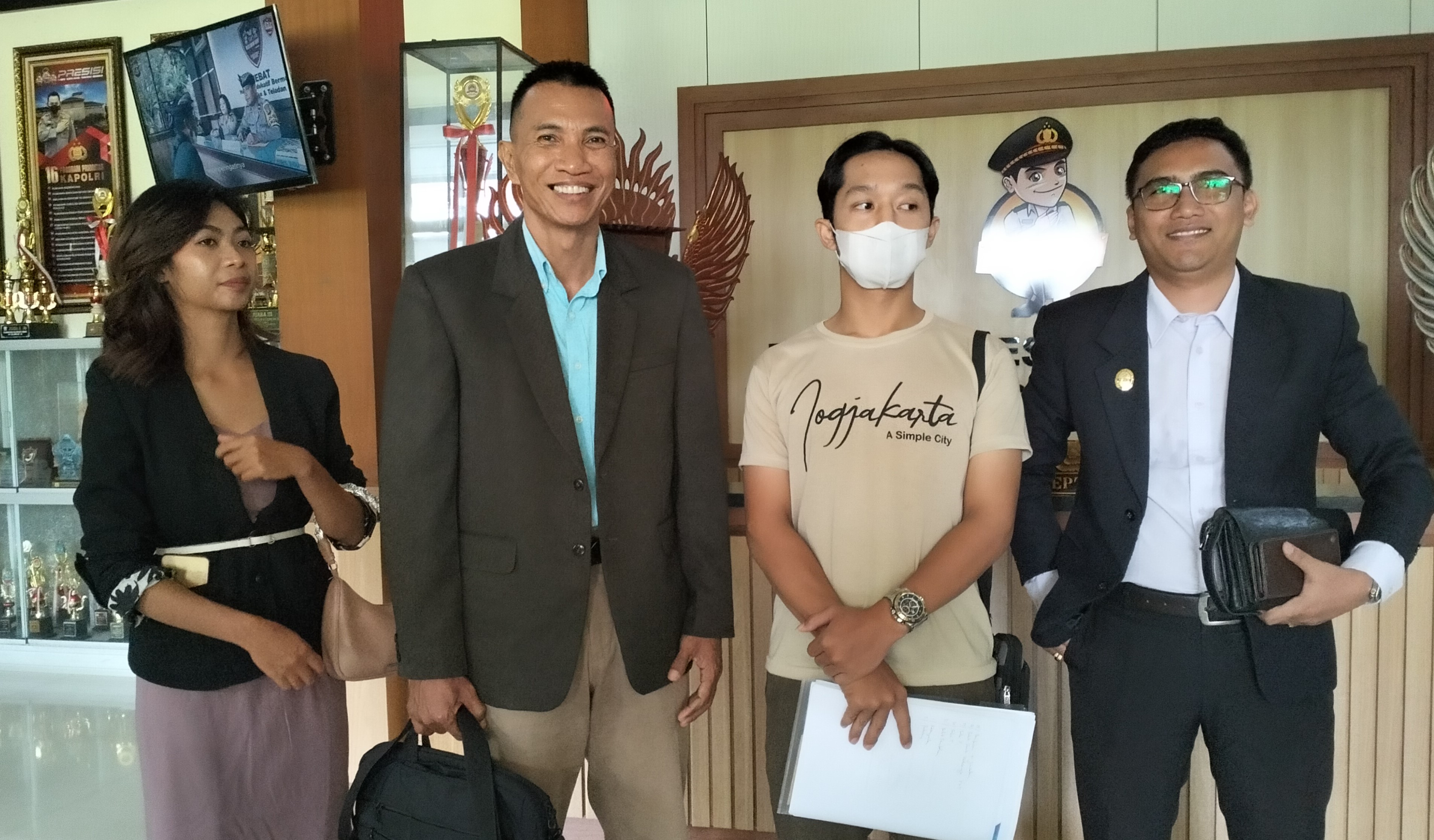 Jero Dasaran Alit (dua dari kanan), tersangka kasus pelecehan seksual didampingi Kuasa Hukumnya setelah menjalani pemeriksaan di Polres Tabanan Kamis, 23 November 2023.