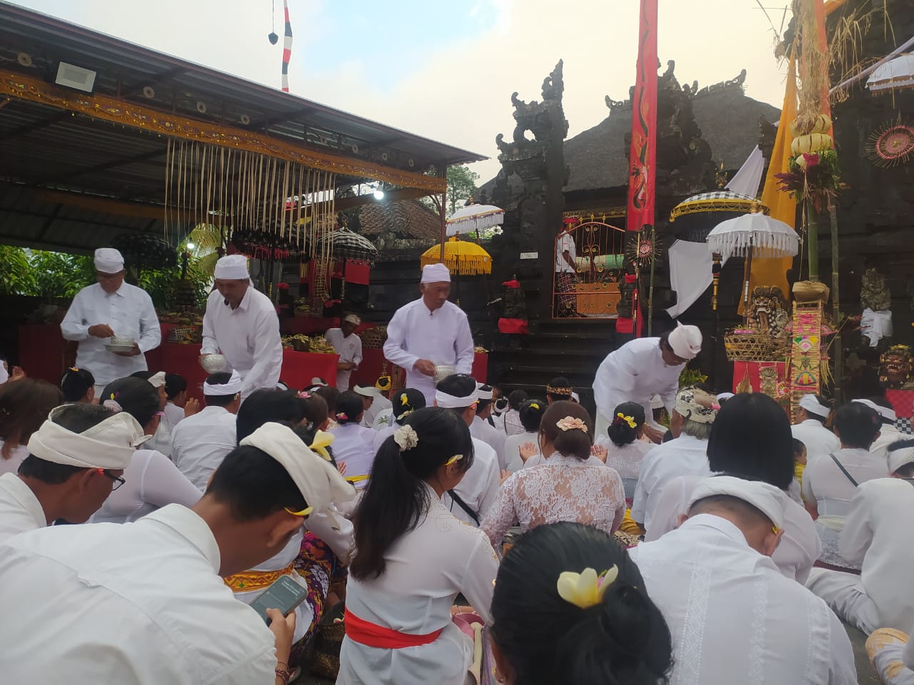 PURA : Pura Luhur Pucak Bukit Rangda di Tabanan dipercaya sebagai tempat memohon taksu untuk sesuhunan barong dan rangda yang ada di beberapa desa di Bali.