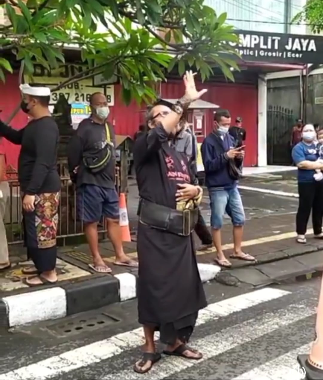 MENGUSIR HUJAN: Menurut Lontar Nerang Ujan ada empat cara yang bisa digunakan untuk mengusir hujan. Cara tersebut dilengkapi dengan sarana dan mantra.