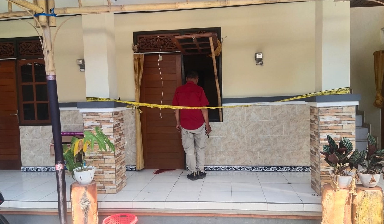 Kamar kos mahasiswa perhotelan di Jalan Bypass Ngurah Rai, Kecamatan Kuta Selatan, Badung, Bali dipasangi garis polisi.