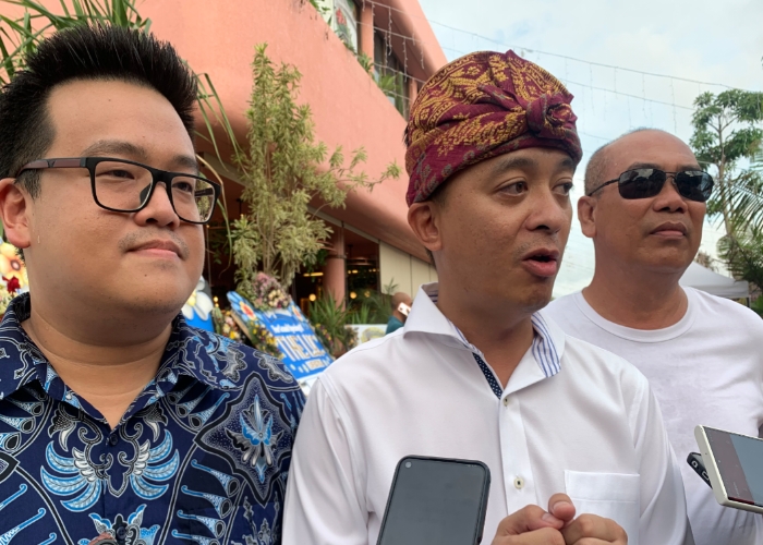 DESTINASI BARU: CEO The Luc, Anthon Hilman bersama Kepala Desa Tibubeneng saat diwawancara usai pembukaan The Luc.