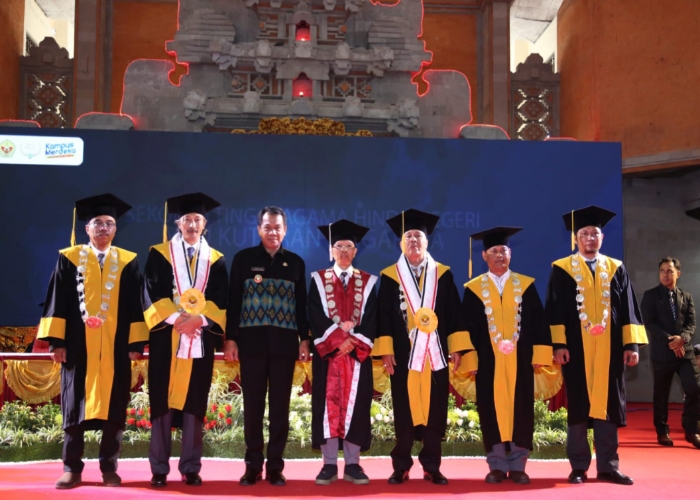 Dua guru besar STAHN Mpu Kuturan Singaraja yakni Prof Dr. I Gede Suwindia, S.Ag, M.A dan Prof. Dr. Drs. Putu Parmajaya, M.Pd dikukuhkan oleh Dirjen Bimas Hindu pada Jumat (24/11).