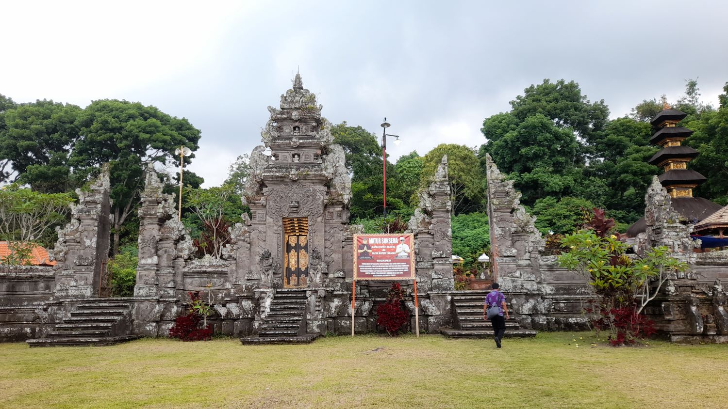 Suasana Pura Luhur Pucak Batu Lumbung di Kabupaten Tabanan, Bali.