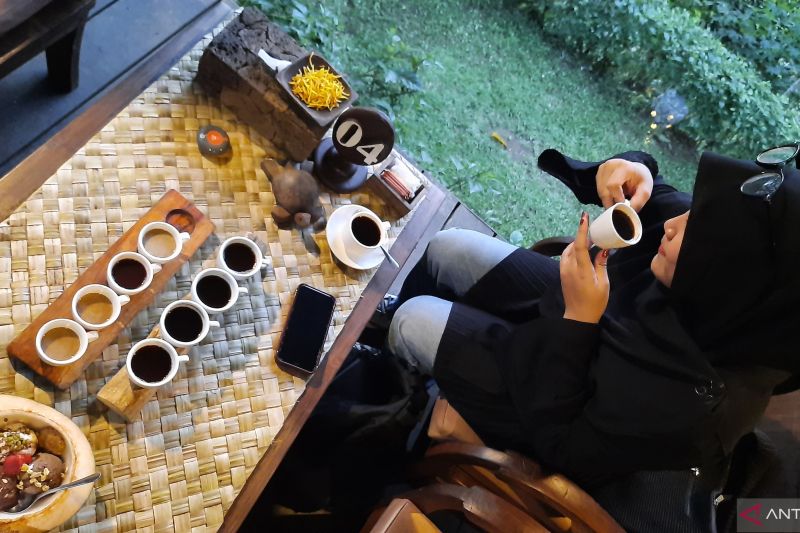 BALI PULINA: Seorang pengunjung mencicipi kopi di Bali Pulina, kawasan Ubud, Bali. Ada dua jenis kopi yang direkomendasikan, yaitu arabika citrus dan kopi luwak.