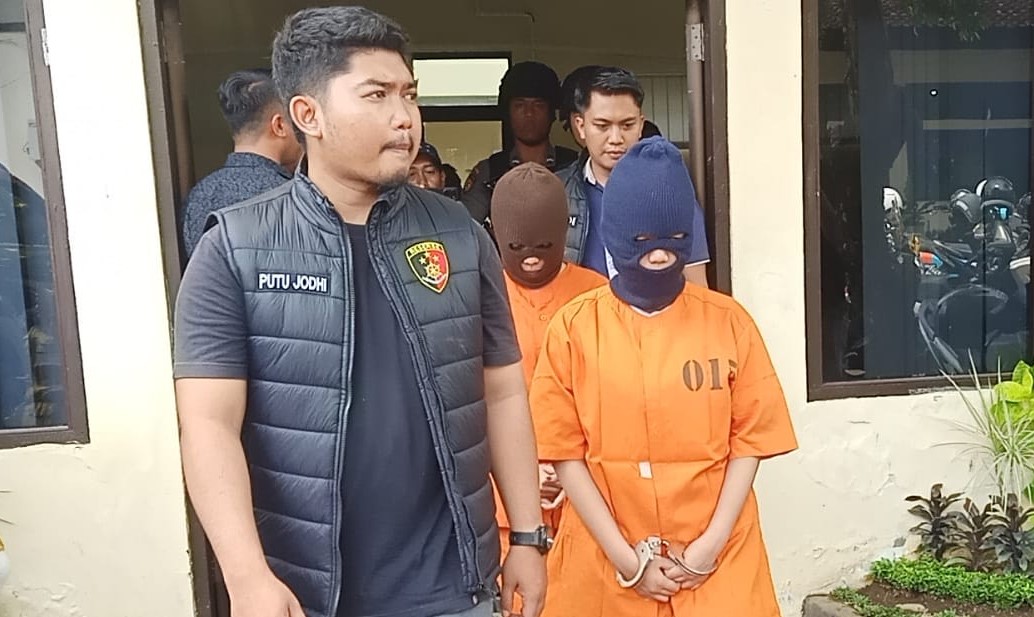 Dua selebgram di Bali yang ditangkap Polres Jembrana dibeberkan di hadapan awak media, Jumat 24 November 2023.