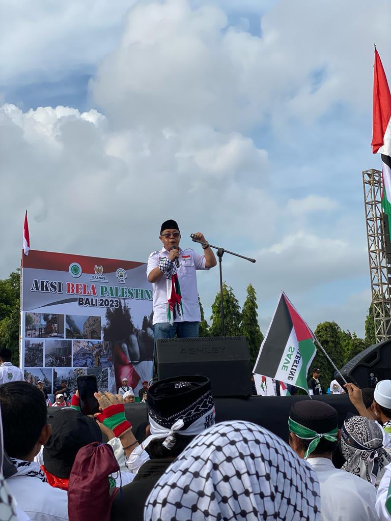 Agus Samijaya berorasi dihadapan ribuan massa bela Palestina di Lapangan Renon, Denpasar, Bali, Sabtu (25/11).