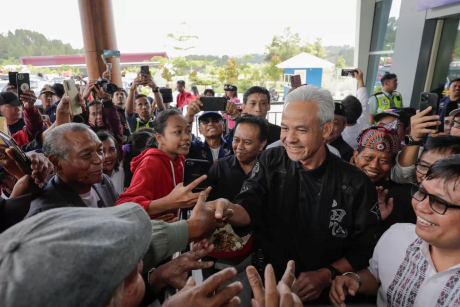 Warga Tana Toraja menyambut antusias kedatangan Capres Ganjar Pranowo, Sabtu (25/11).