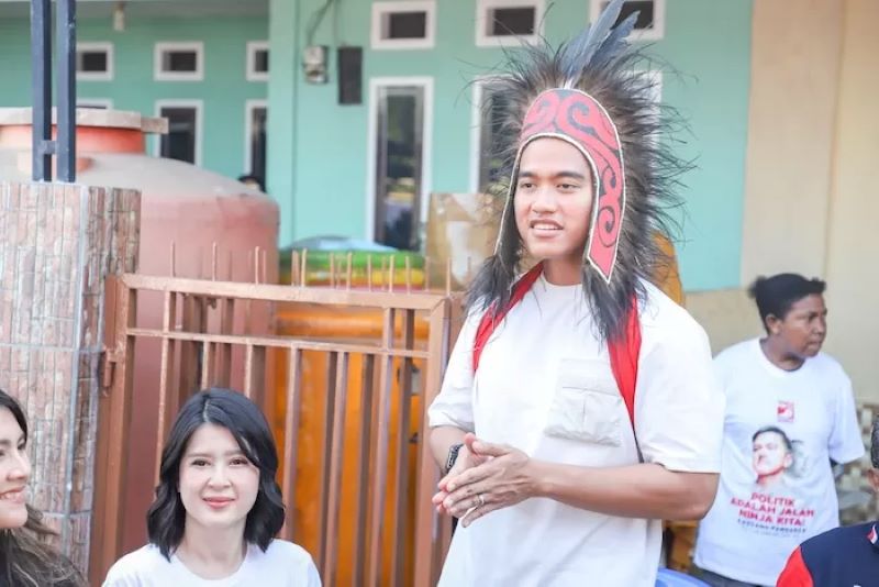 Ketua Umum PSI, Kaesang Pangarep mengunjungi nelayan di Sorong, Papua didampingi Grace Natalie.
