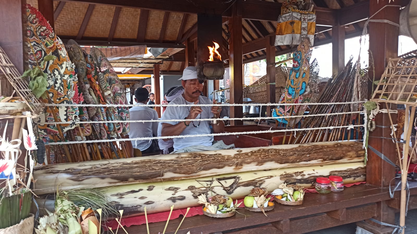 WAYANG: Pertunjukan wayang sapuleger dalam tradisi Hindu Bali sebagai media untuk ngeruwat atman yang lahir pada Tumpek Wayang. Hal ini disebutkan dalam lontar Sundarigama.