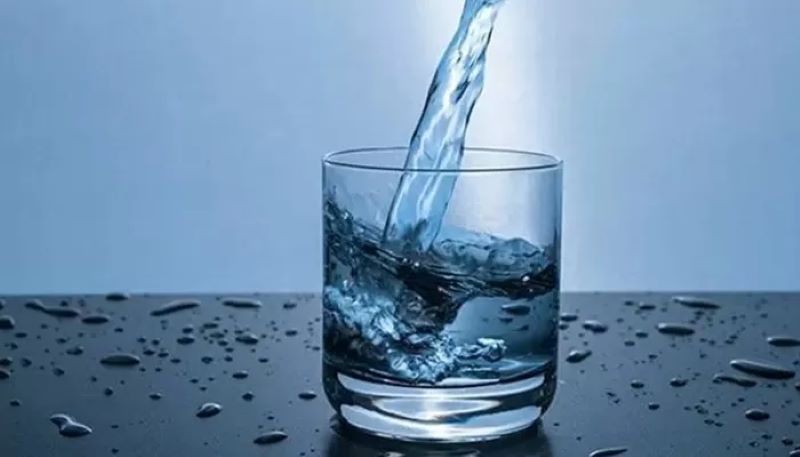 Rutin minum air putih bisa menjadi salah satu solusi mencegah dehidrasi saat panas terik seperti saat ini.