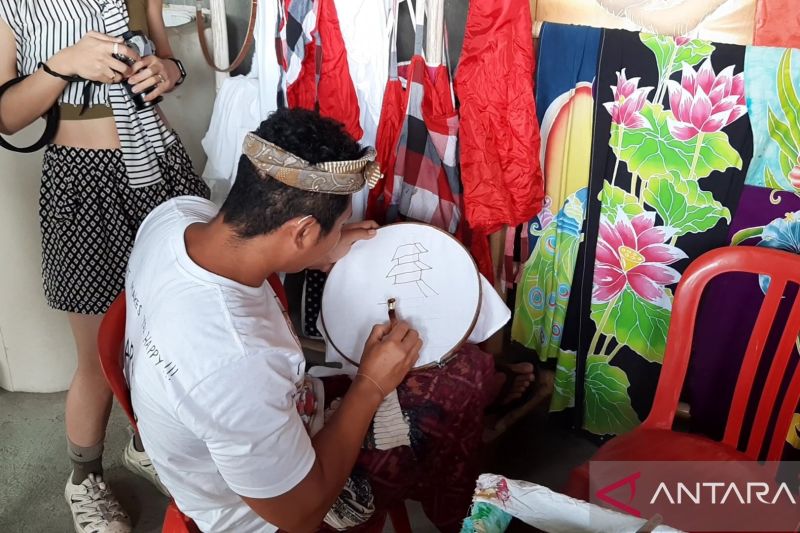 BATIK BALI: I Wayan Bagus Pujana memperlihatkan cara membuat bati Bali di Five Art Studia Ubud di kawasan Keliki, Tegallalang, Gianyar.
