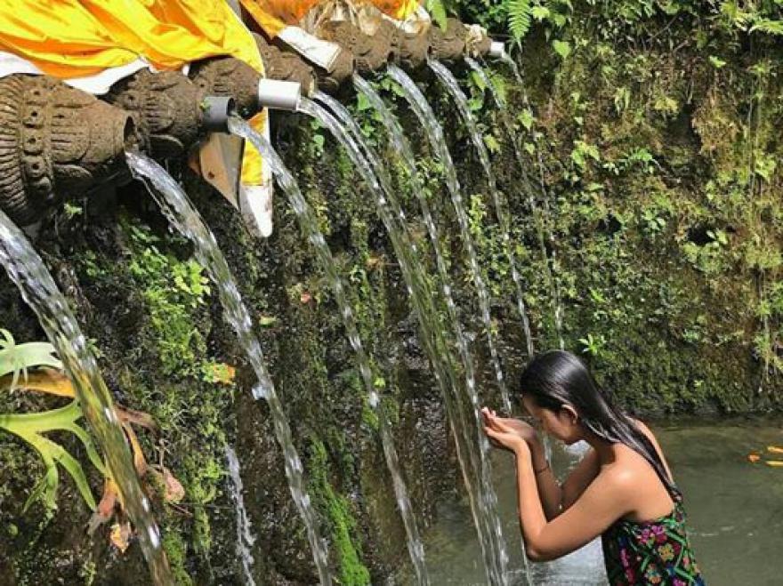 Tempat melukat ini  berada di Banjar Guliang Kangin, Desa Tamanbali, Bangli, Bali.