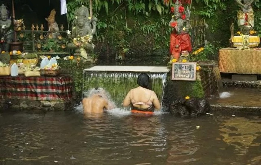 Sumber mata air Pura Beji Selati  yang terletak di sisi Sungai Sangsang, Banjar Selati, Desa Bunutin, Kecamatan Bangli juga menjadi tempat malukat.