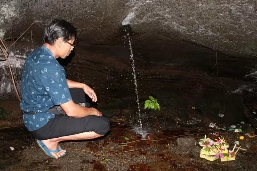 Berada di dasar jurang sedalam lebih dari 100 meter, mata air Yeh Mampeh juga menjadi tempat melukat yang direkomendasikan di Bangli.