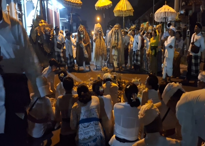 NETRALISIR : Warga Desa Adat Sangkanbuana, Klungkung menggelar upacara Ngider Buana, Sabtu (25/11).