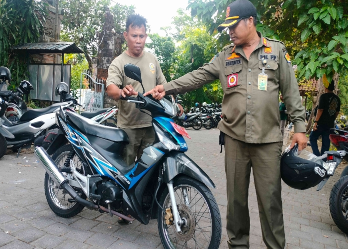 PASCA DISERANG : Suasana Kantor Satpol PP Kota Denpasar pasca penyerangan oleh sekelompok orang.