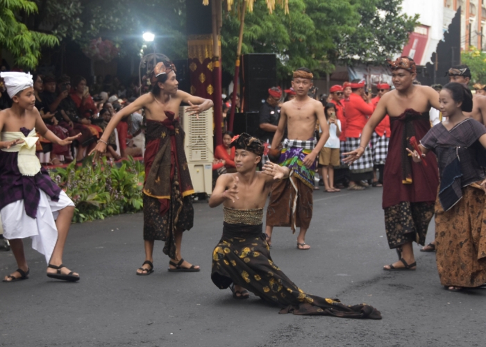 PAWAI : Parade Budaya HUT Kota Tabanan ke-530 yang menampilkan Tabanan Masa Lalu, Masa Kini dan Masa Depan.
