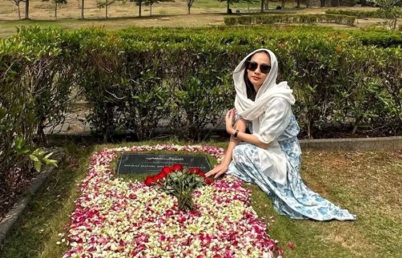 Bunga Citra Lestari saat berziarah di makam suaminya Ashraf Sinclair.