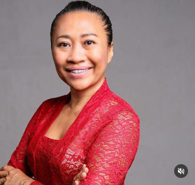 FOTO Niluh Djelantik gunakan kebaya merah