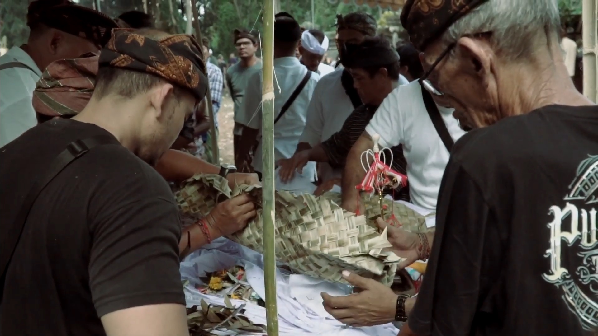 PEMBERSIHAN: Desa Adat Timbrah, Karangasem memiliki tatacara tersendiri dalam prosesi pembersihan jenazah. Tradisi pembersihan jenazah masyarakat Bali Timur ini sangat unik.