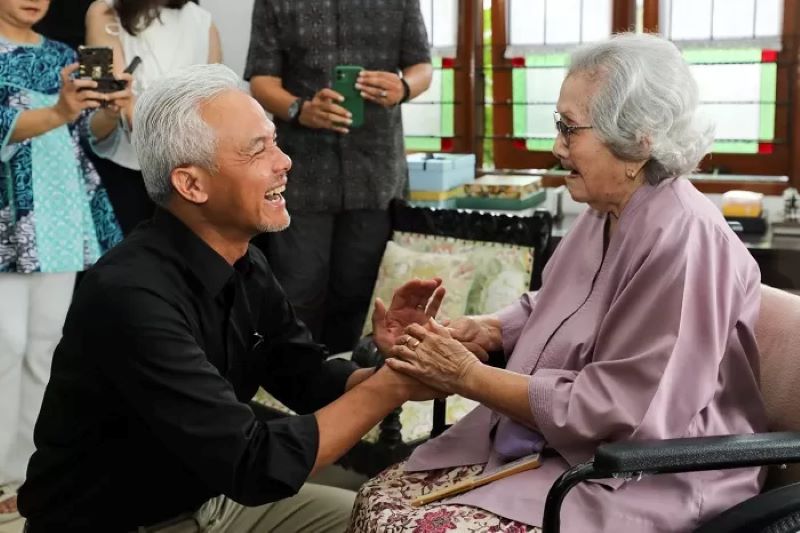 Capres Ganjar Pranowo sowan ke Meriyanti Roeslani, Istri mantan Kapolrri Hoegeng Iman Santoso, Senin (27/11).