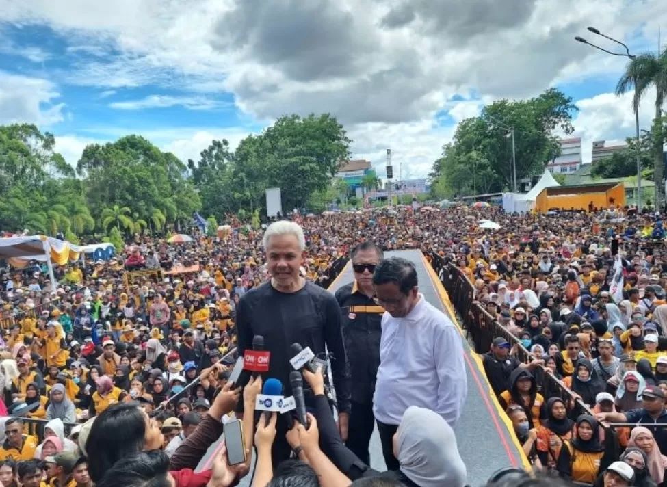 Capres Ganjar bersama Ketua Hanura Osman Sapta Odang dan Cawapres Mahfud MD.