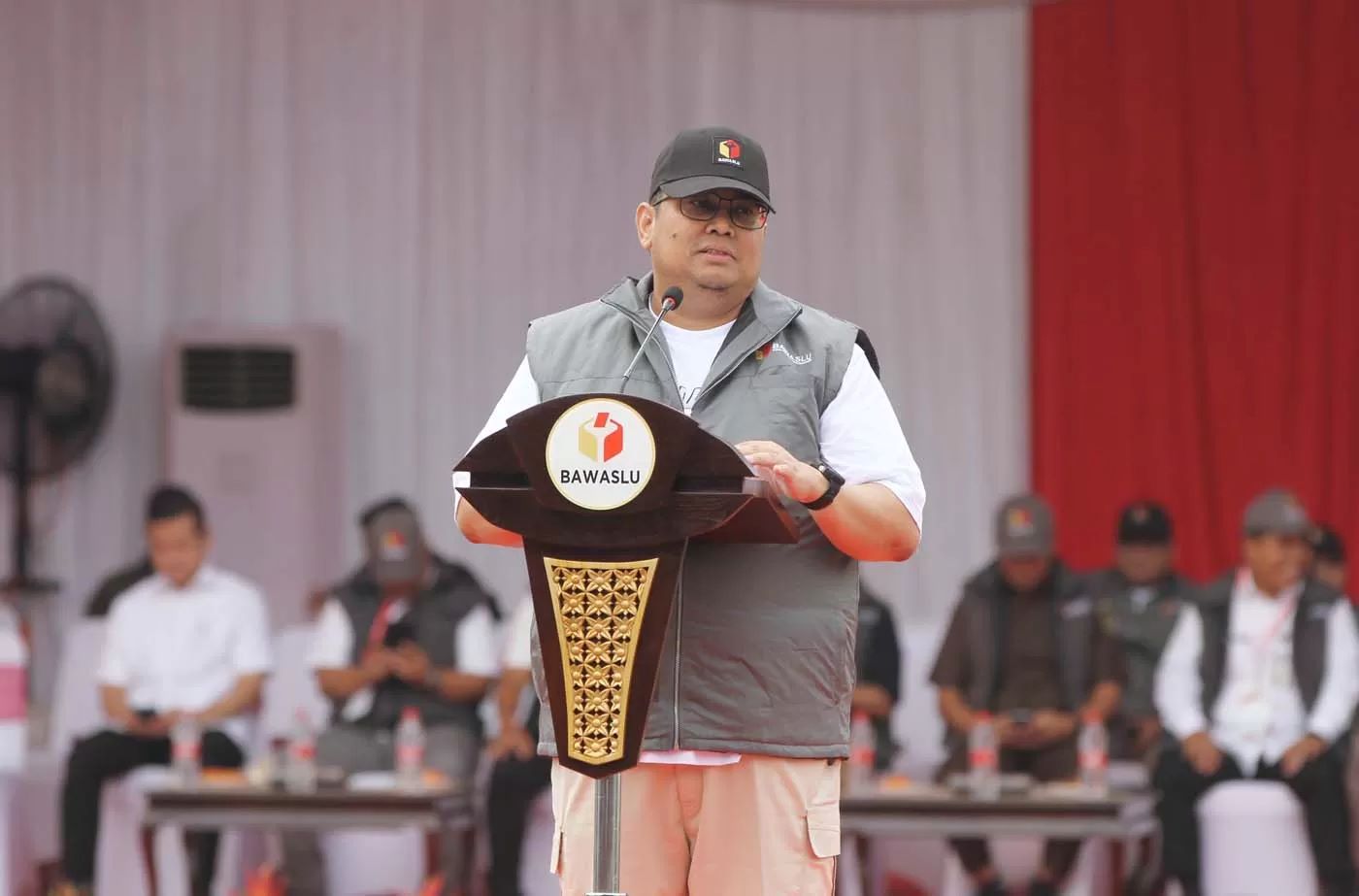 Ketua Bawaslu Rahmat Bagja hadiri apel jelang kampanye Pemilu 2024 di Monas, Jakarta.