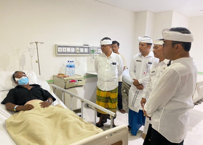 JENGUK: Walikota Denpasar, I Gusti Ngurah Jaya Negara saat menjenguk seorang Anggota Satuan Polisi Pamong Praja (Satpol PP) Kota Denpasar yang sedang di Rawat Inap di RSUD Wangaya.