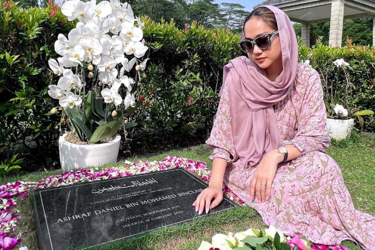 BCL membeli makam di samping makam sang suami