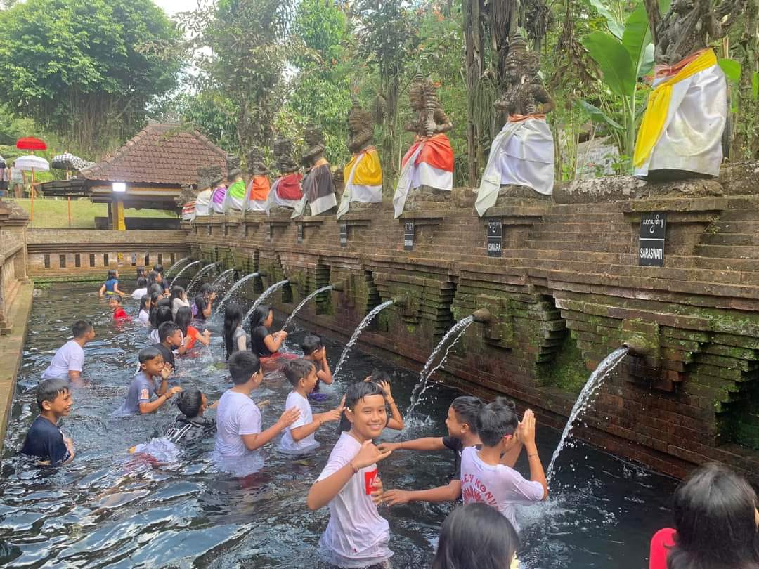 MANIFESTASI: Pancoran Solas Pura Taman Mumbul diyakini sebagai tempat manifestasi para dewa. Karena itu, masing-masing pancoran memiliki khasiat tersendiri.